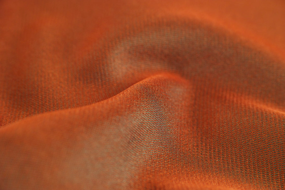 Nahaufnahme von weichem, warm getöntem Baumwollstoff